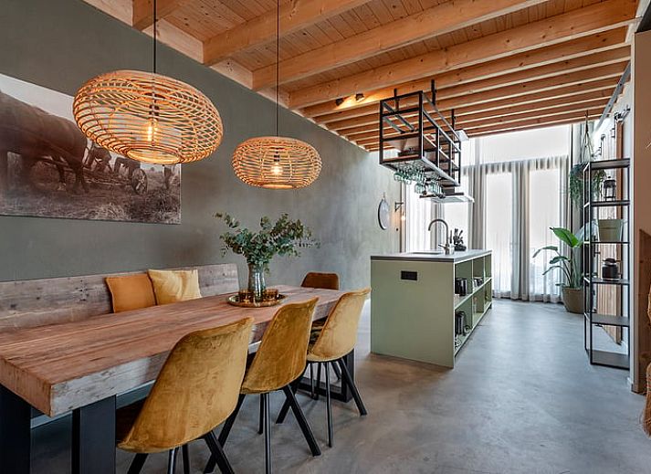 Huisje in Veessen, een rustiek vakantiehuis op de Veluwe in Gelderland, met houten gevel en bloementuin.