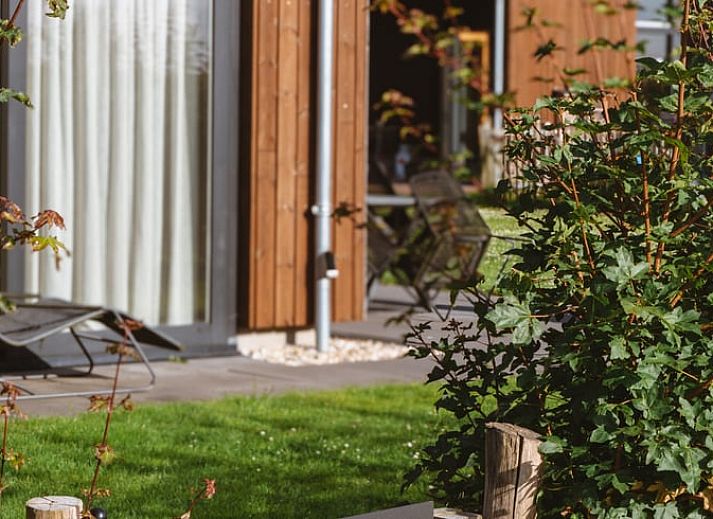 Moderne keuken in Huisje in Veessen, vakantiehuis op de Veluwe, met open planken en strakke inrichting.