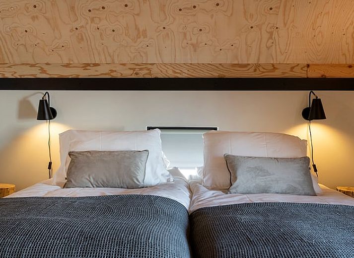 Gemuetliches Wohnzimmer des Ferienhauses in Veessen, Veluwe, Gelderland, mit Holzofen und bequemer Sitzecke.