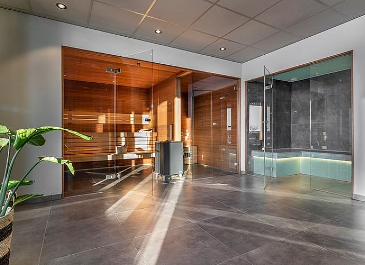 Landhaus in Veessen, Veluwe, Gelderland, Essecke mit Holztisch und stimmungsvoller Beleuchtung.