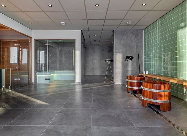 Landhaus in Veessen, Veluwe, Gelderland, Essecke mit Holztisch und stimmungsvoller Beleuchtung.