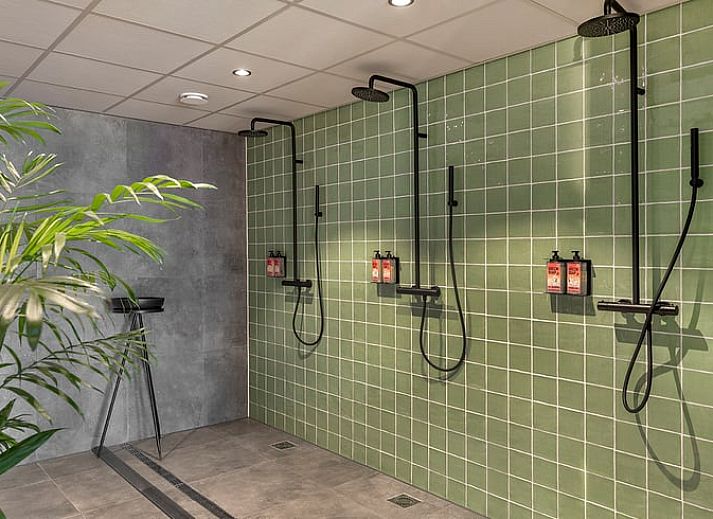 Moderne Kueche des Huisje in Veessen, Ferienhaus an der Veluwe in Gelderland, mit Kochinsel und Geraeten.