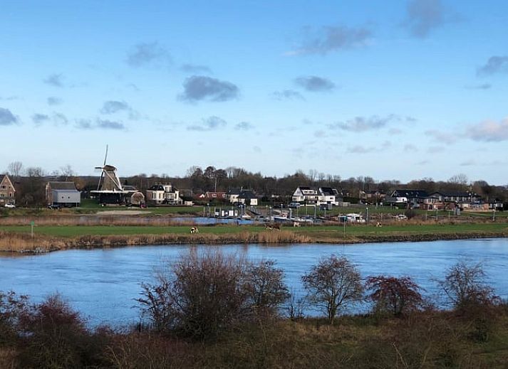 Moderne Kueche des Huisje in Veessen, Ferienhaus an der Veluwe in Gelderland, mit Kochinsel und Geraeten.