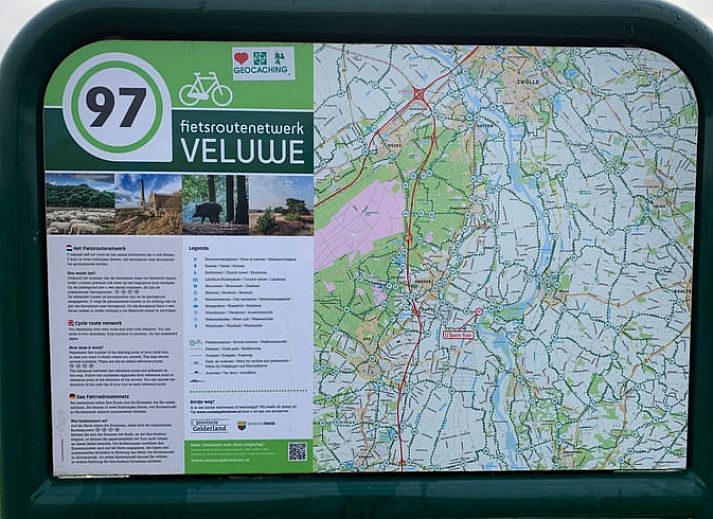 Moderne Kueche des Huisje in Veessen, Ferienhaus an der Veluwe in Gelderland, mit Kochinsel und Geraeten.