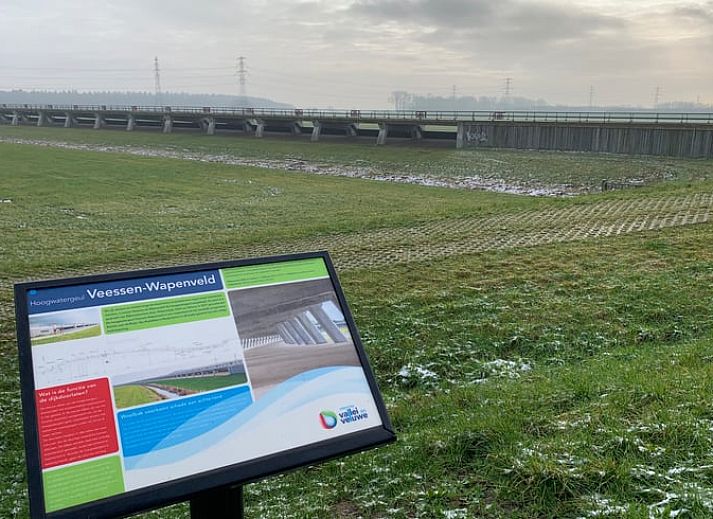 Moderne Kueche des Huisje in Veessen, Ferienhaus an der Veluwe in Gelderland, mit Kochinsel und Geraeten.