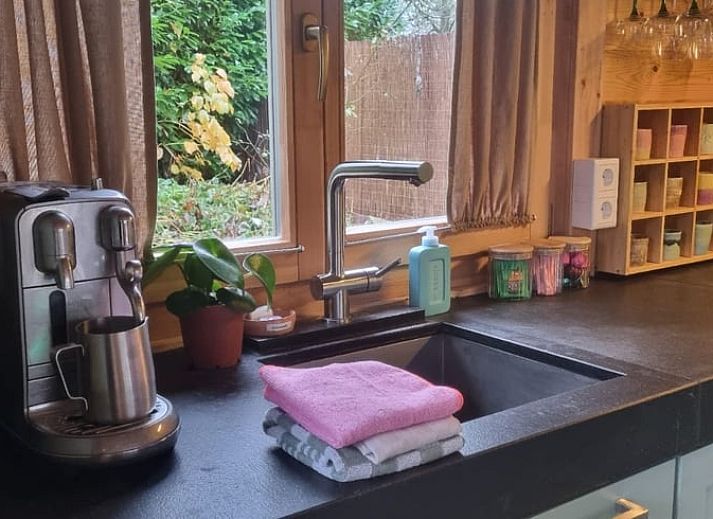 Gezellige woonkamer van Huisje in Barneveld met uitzicht op de tuin, Veluwe.