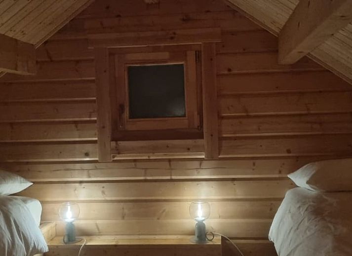 Gezellige woonkamer van Huisje in Barneveld met uitzicht op de tuin, Veluwe.