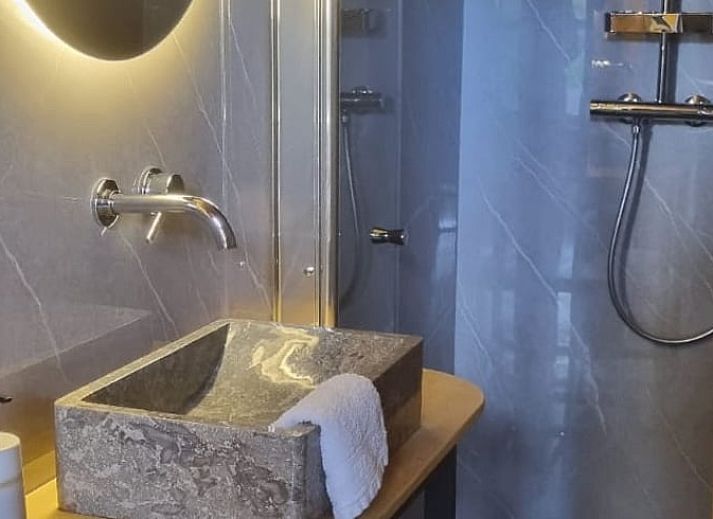 Gezellige woonkamer van Huisje in Barneveld met uitzicht op de tuin, Veluwe.