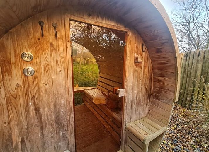 Moderne keuken in Huisje in Barneveld, ideaal voor een ontspannen verblijf in Veluwe.