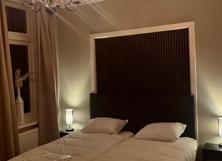 Gezellig terras bij Vakantiehuis in Barneveld, Veluwe, Gelderland met schaduwrijke bomen.