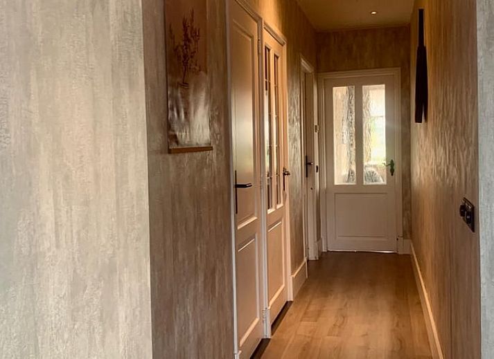 Charmante buitenkant van Vakantiehuis in Barneveld, Veluwe, Gelderland met groene tuin.