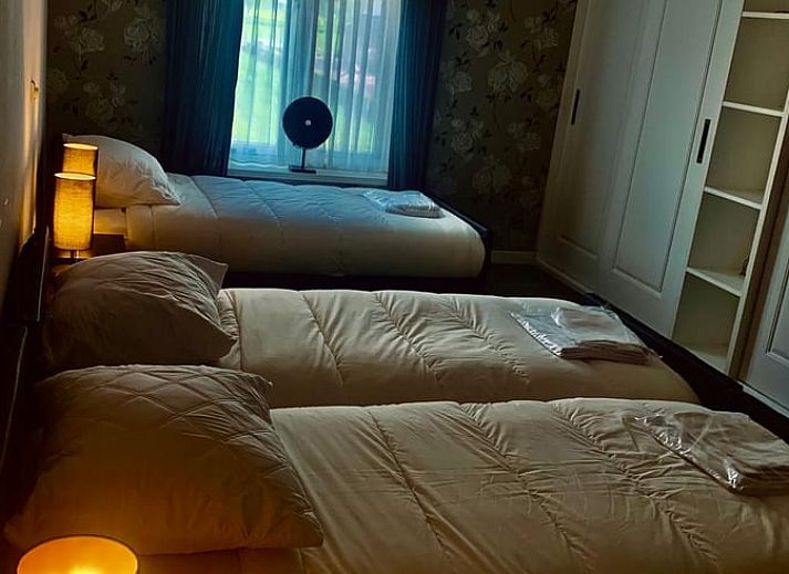 Charmante buitenkant van Vakantiehuis in Barneveld, Veluwe, Gelderland met groene tuin.