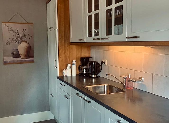 Charmante buitenkant van Vakantiehuis in Barneveld, Veluwe, Gelderland met groene tuin.