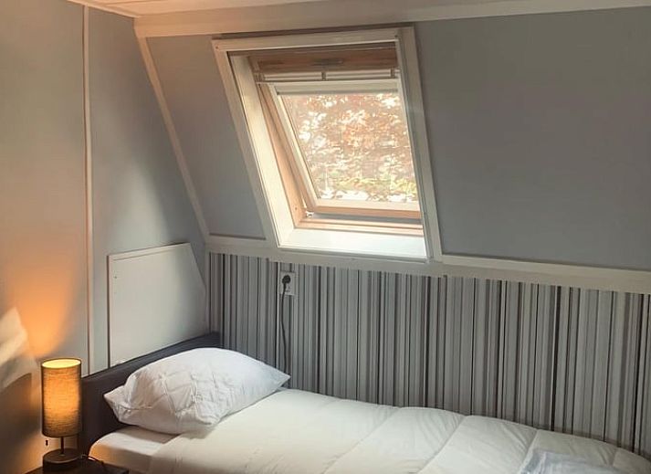 Charmante buitenkant van Vakantiehuis in Barneveld, Veluwe, Gelderland met groene tuin.