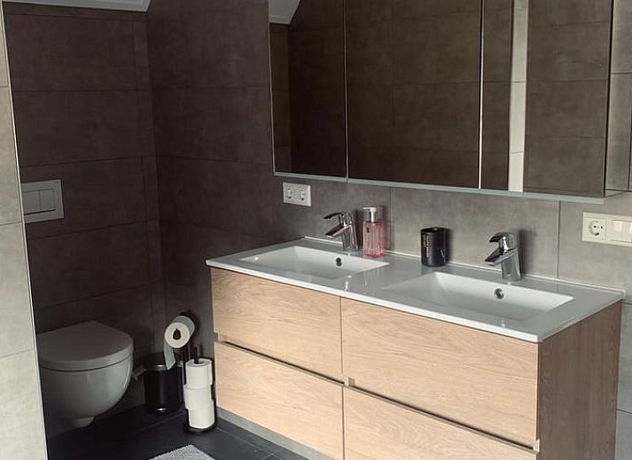 Voorzijde van Vakantiehuis in Barneveld, Veluwe, Gelderland met mooie architectuur.