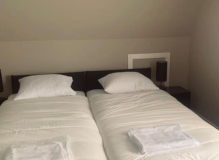 Sfeervolle slaapkamer in Vakantiehuis in Barneveld, Veluwe, Gelderland met luxe verlichting.