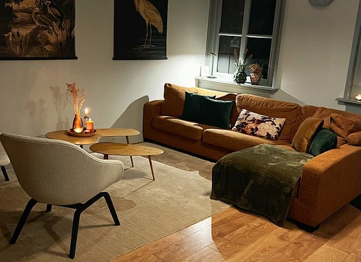 Aussenbereich mit Tisch in Cottage in Rozendaal, Ferienunterkunft in der Veluwe.