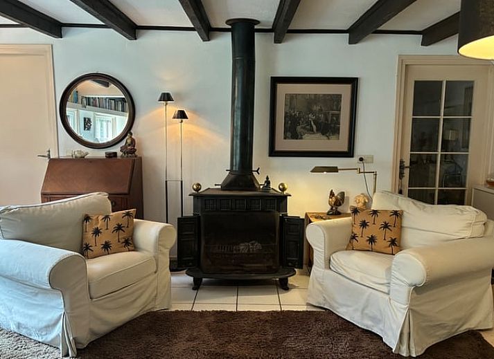 Gemuetliches Wohnzimmer mit Kamin in Cottage in Houtdorp Gemeinde Ermelo, Veluwe, Gelderland.