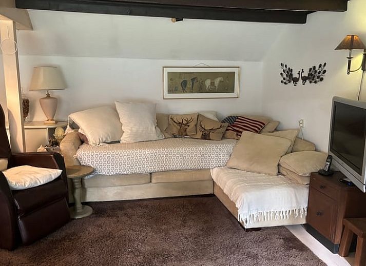 Gemuetliches Wohnzimmer mit Kamin in Cottage in Houtdorp Gemeinde Ermelo, Veluwe, Gelderland.