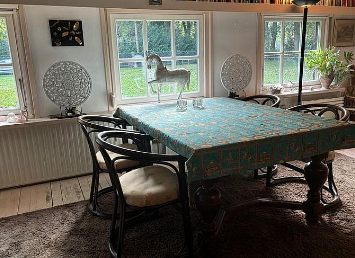 Gruener Garten mit Blumen am Ferienhaus in Houtdorp, Gemeinde Ermelo, Veluwe, Gelderland.