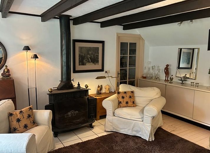 Gruener Garten mit Blumen am Ferienhaus in Houtdorp, Gemeinde Ermelo, Veluwe, Gelderland.