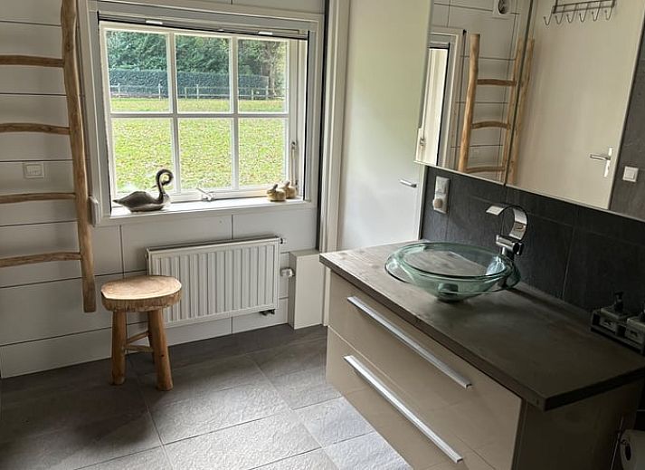 Sonnige Terrasse mit Sonnenschirm am Ferienhaus Cottage in Houtdorp, Ermelo, Veluwe, Gelderland.