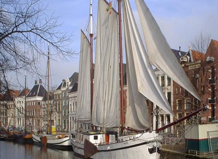 GR008 vakantiehuis in Groningen met uitzicht op historische schepen en grachten.