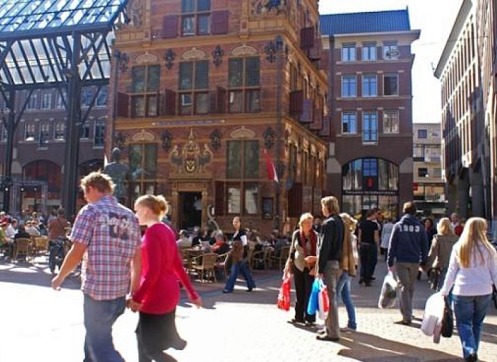 GR008 vakantiehuis in Groningen met uitzicht op historische schepen en grachten.