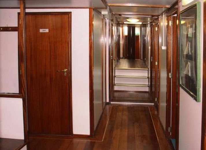 GR008 vakantiehuis in Groningen met uitzicht op historische schepen en grachten.