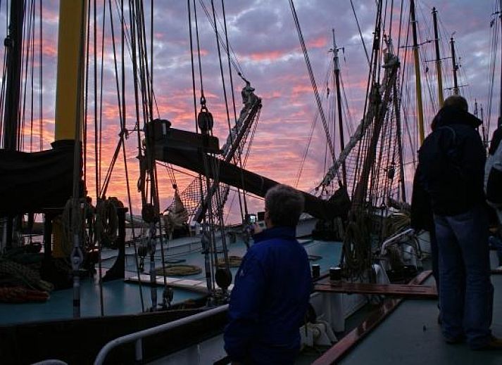 GR008 vakantiehuis in Groningen met uitzicht op historische schepen en grachten.