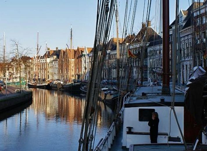 GR008 vakantiehuis in Groningen met kleurrijke zonsondergang boven de haven.