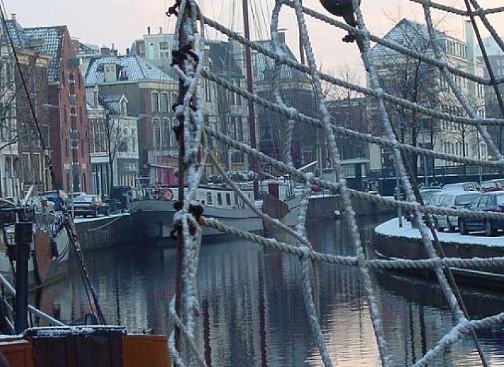 GR008 vakantiehuis in Groningen met kleurrijke zonsondergang boven de haven.