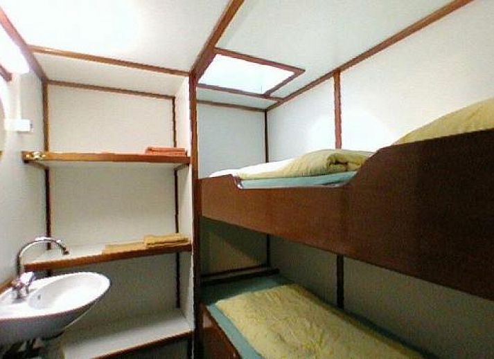 GR008 vakantiehuis in Groningen met kleurrijke zonsondergang boven de haven.