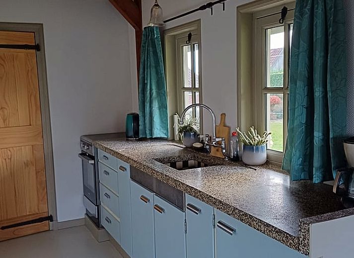 Moderne badkamer in Vakantiehuisje in Uithuizermeeden, Noordoost Groningen, met stijlvol toilet en wastafel.