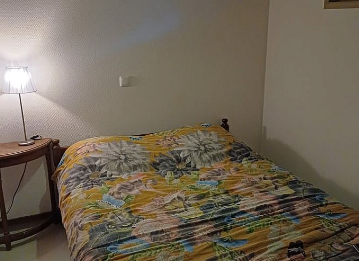 Moderne badkamer in Vakantiehuisje in Uithuizermeeden, Noordoost Groningen, met stijlvol toilet en wastafel.