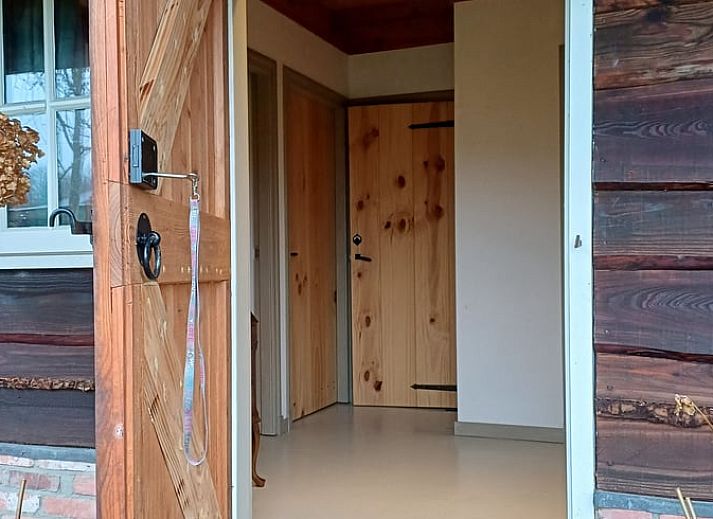Moderne badkamer in Vakantiehuisje in Uithuizermeeden, Noordoost Groningen, met stijlvol toilet en wastafel.