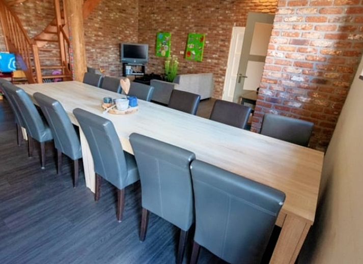 Geraeumiges, modern eingerichtetes Esszimmer in einem Ferienhaus in Meeden, nordoestlich von Groningen.