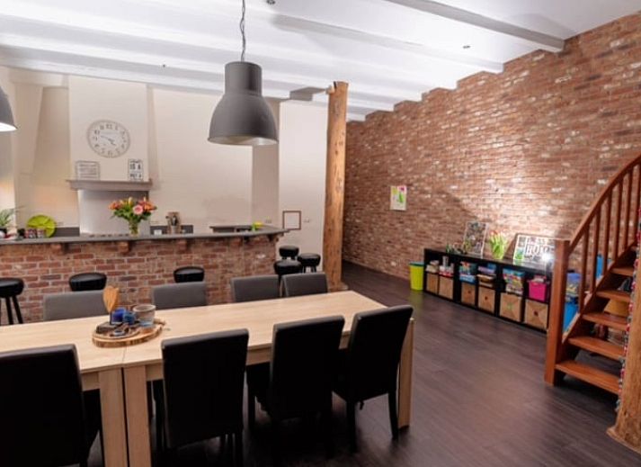 Geraeumiges, modern eingerichtetes Esszimmer in einem Ferienhaus in Meeden, nordoestlich von Groningen.