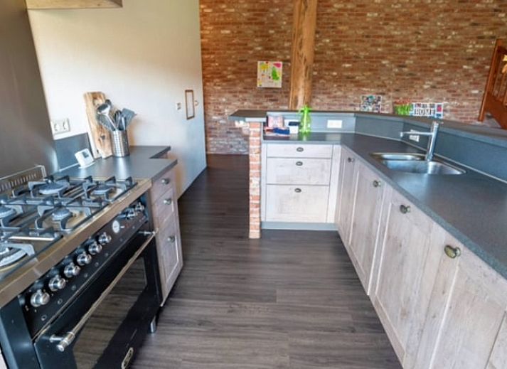 Geraeumiges, modern eingerichtetes Esszimmer in einem Ferienhaus in Meeden, nordoestlich von Groningen.