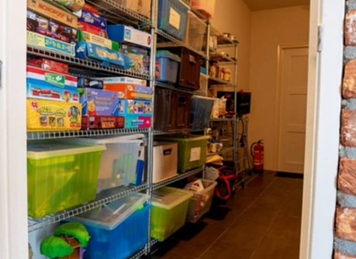 Geraeumiges, modern eingerichtetes Esszimmer in einem Ferienhaus in Meeden, nordoestlich von Groningen.