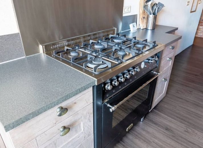 Grosser Esstisch im Ferienhaus in Meeden, Groningen, ideal fuer gemeinsame Mahlzeiten.