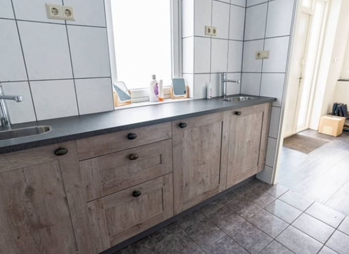 Grosser Esstisch im Ferienhaus in Meeden, Groningen, ideal fuer gemeinsame Mahlzeiten.