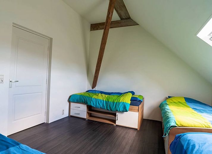 Gemuetlicher Innenraum in einem Ferienhaus in Meeden, nordoestlich von Groningen, mit Backsteinmauer.