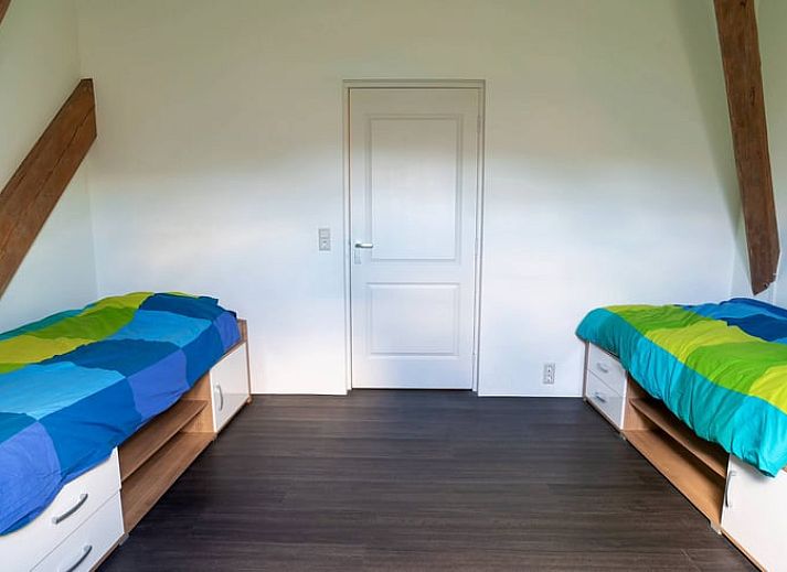 Gemuetlicher Innenraum in einem Ferienhaus in Meeden, nordoestlich von Groningen, mit Backsteinmauer.