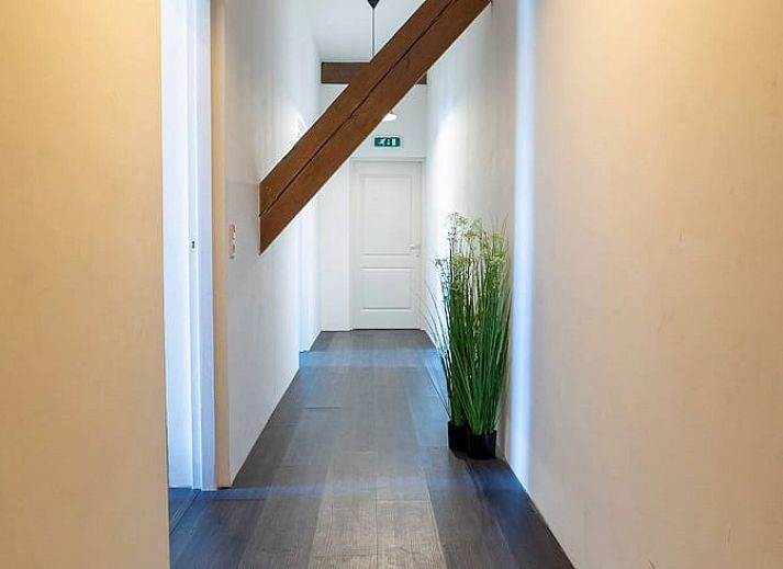 Gemuetlicher Innenraum in einem Ferienhaus in Meeden, nordoestlich von Groningen, mit Backsteinmauer.