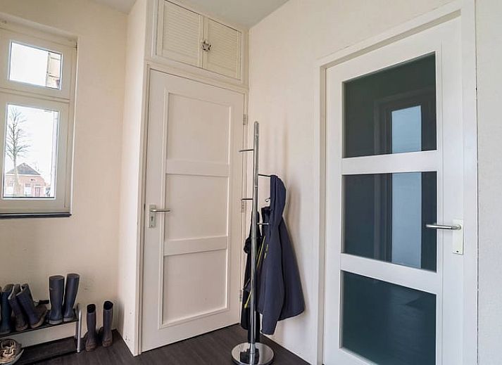 Gemuetlicher Innenraum in einem Ferienhaus in Meeden, nordoestlich von Groningen, mit Backsteinmauer.