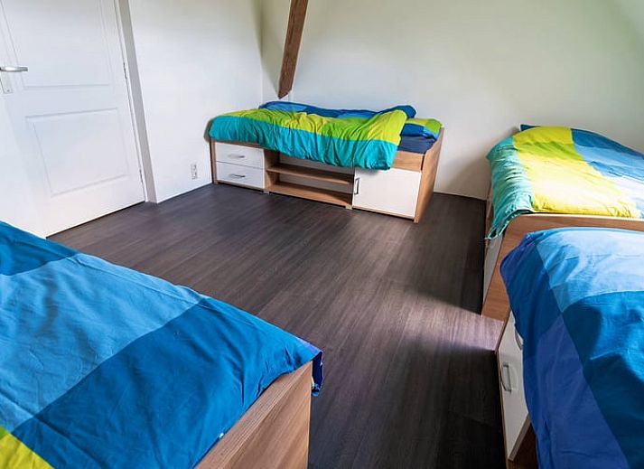 Gemuetlicher Innenraum in einem Ferienhaus in Meeden, nordoestlich von Groningen, mit Backsteinmauer.