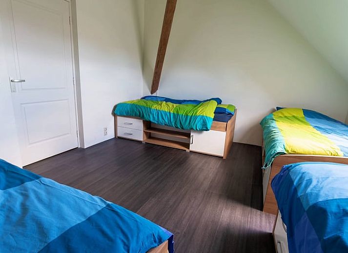 Moderne Kueche in einem Ferienhaus in Meeden, Groningen, mit grossen Arbeitsflaechen.