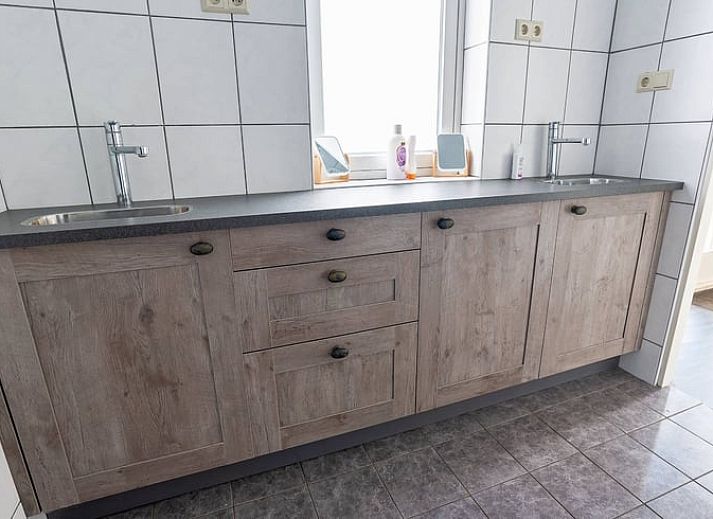 Moderne Kueche in einem Ferienhaus in Meeden, Groningen, mit grossen Arbeitsflaechen.