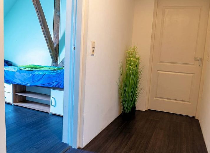 Moderne Kueche in einem Ferienhaus in Meeden, Groningen, mit grossen Arbeitsflaechen.